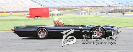 世界上最“扁”的汽車 躺著開！