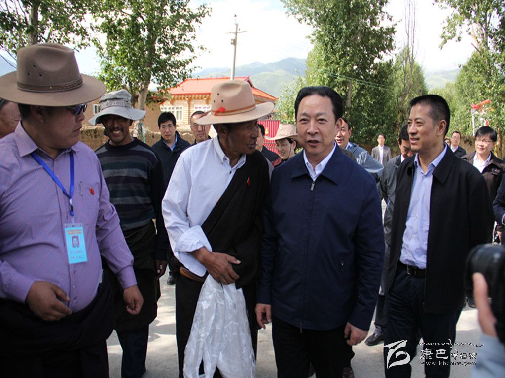 黃新初在甘孜縣調(diào)研指導扶貧開發(fā)工作、慰問對口支援我州的干部人才代表掠影