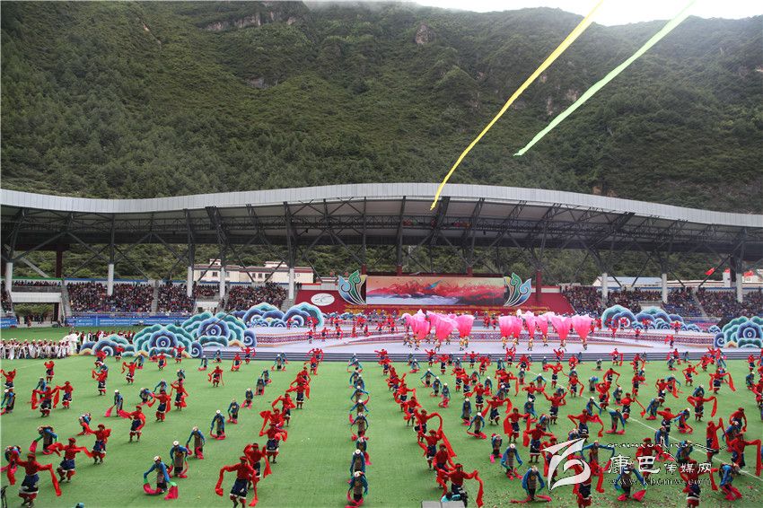 魅力康巴精彩無(wú)限——第九屆康藝術(shù)節(jié)開(kāi)幕式文藝演出掠影