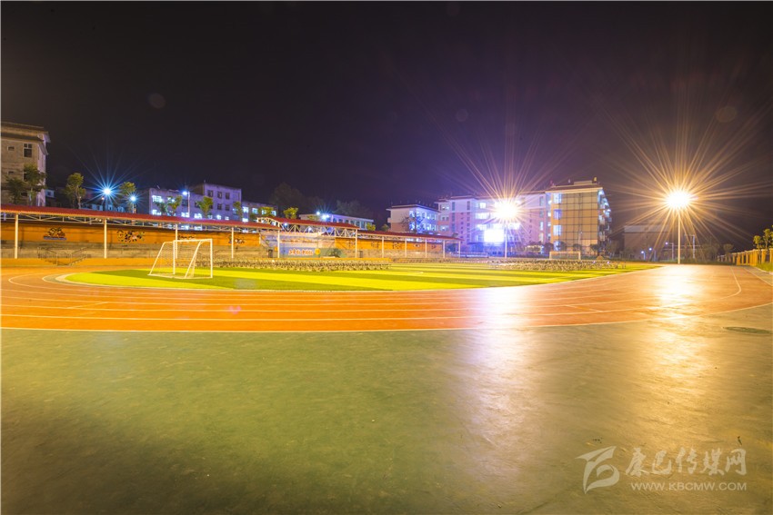 九龍灣壩寄宿制學(xué)?！白兡樣洝? onload=