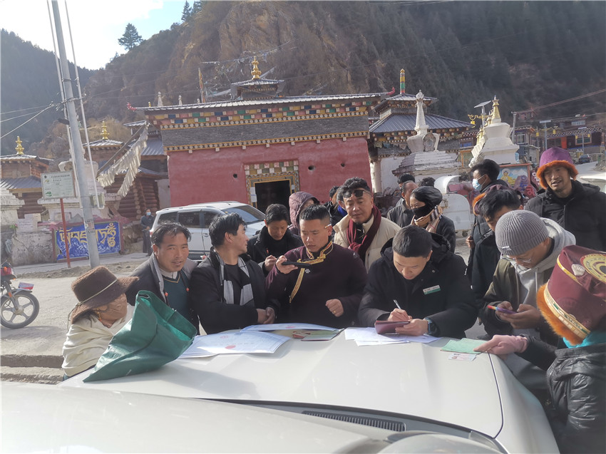 別樣的汽車銀行很接地氣，農(nóng)行德格縣支行開展農(nóng)戶信息建檔，現(xiàn)場為百姓開展金融服務(wù)。.jpg