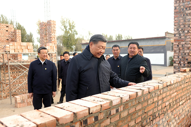 2023年11月10日，習(xí)近平總書記在河北保定涿州市刁窩鎮(zhèn)萬全莊村房屋重建施工現(xiàn)場考察。