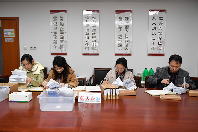 2020年1月8日，浙江寧波市北侖區(qū)紀(jì)委工作人員在檢查北侖區(qū)大數(shù)據(jù)發(fā)展管理中心2019年的公款消費(fèi)票據(jù)，查找是否存在違規(guī)問題。