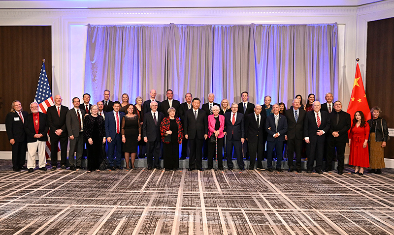 這是美國(guó)友好團(tuán)體聯(lián)合歡迎宴會(huì)開(kāi)始前，習(xí)近平主席會(huì)見(jiàn)飛虎隊(duì)和史迪威將軍后人、鼓嶺、艾奧瓦州、華盛頓州等方面友好人士代表，同他們親切交談并合影留念。