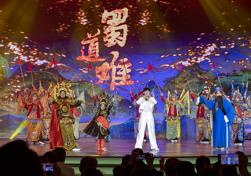 2023年10月13日，成都，“把青春華章寫(xiě)在祖國(guó)大地上”大思政課網(wǎng)絡(luò)主題宣傳和互動(dòng)引導(dǎo)活動(dòng)在四川大學(xué)舉行。