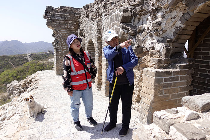 在明長城遺址上，梅景田給外甥女劉紅巖講述長城故事。