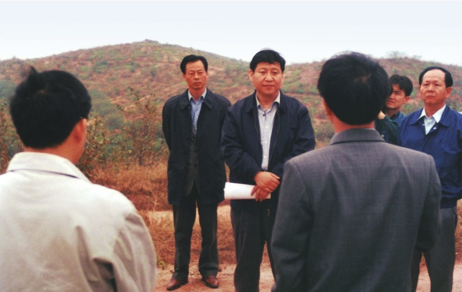 1999年11月，習(xí)近平在龍巖市長(zhǎng)汀縣河田水土流失治理區(qū)調(diào)研。圖源：《習(xí)近平在福建（下）》