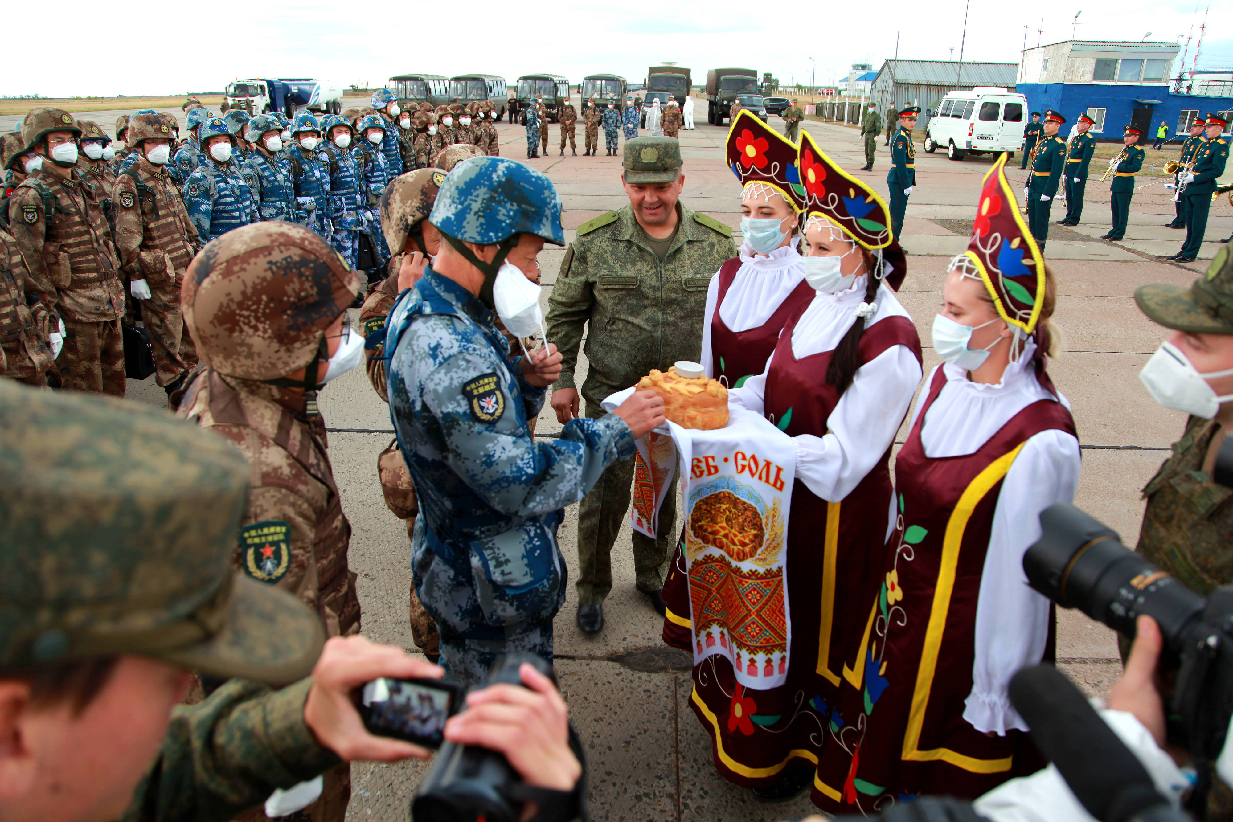 當(dāng)?shù)貢r(shí)間2021年9月10日，跨境參加“和平使命-2021”上海合作組織成員國(guó)聯(lián)合反恐軍演的中方部隊(duì)導(dǎo)演部抵達(dá)俄羅斯奧倫堡“東古茲”靶場(chǎng)演習(xí)地域。圖為俄方人員為中方人員舉行歡迎儀式。
