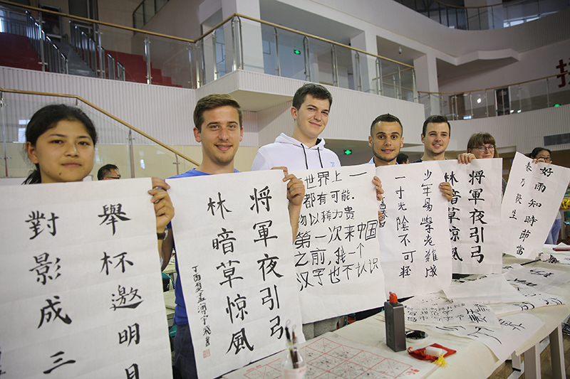 2017年6月5日，來自青島大學(xué)和中國石油大學(xué)（華東）的外國留學(xué)生在展示剛剛現(xiàn)場完成的書法作品。