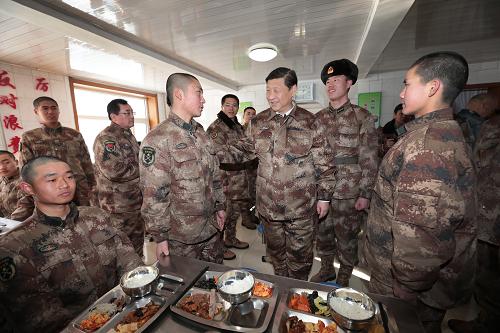 2014年1月26日中午，習(xí)近平來到連隊食堂，同戰(zhàn)士們一起用餐。新華社記者 李剛 攝
