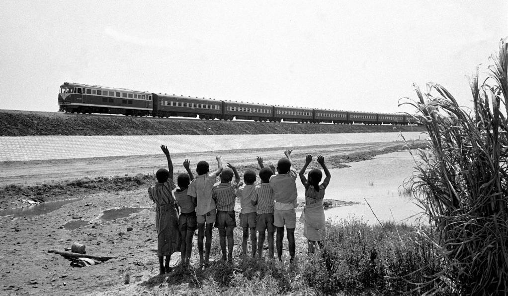 贊比亞魯西瓦西湖畔的少年兒童歡迎坦贊鐵路的列車通到他們的家鄉(xiāng)（1976年攝）。